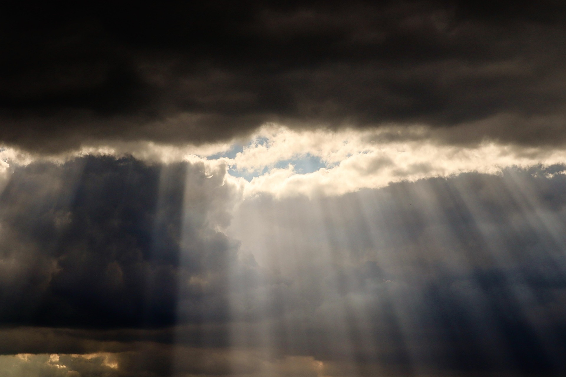 manfredrichter-sunbeams-4205970_1920